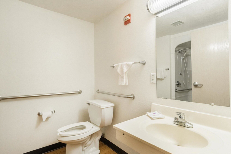 Bathroom 4, Motel 6 Newport, TN, Cocke