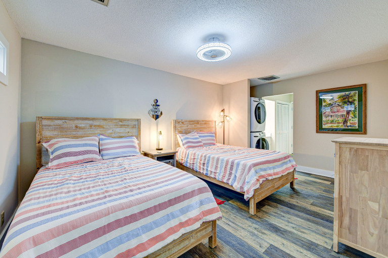 Room 5, Sleek Golf-front Condo With a Washer/dryer, Deck, & Central AC - dog Friendly, Glynn
