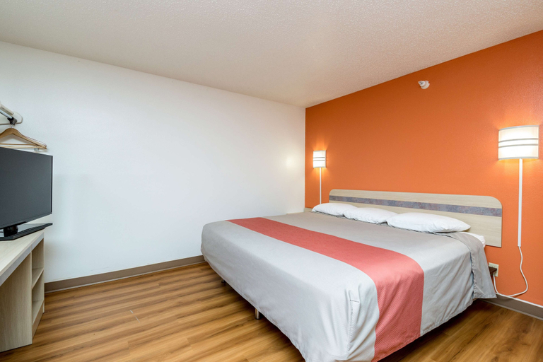 Bedroom 3, Motel 6 Waterloo, IA, Black Hawk