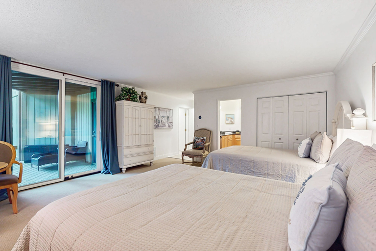 Room 4, Ameila Island Plantation Condo With Beach Access, Private Patio and Pool, Nassau