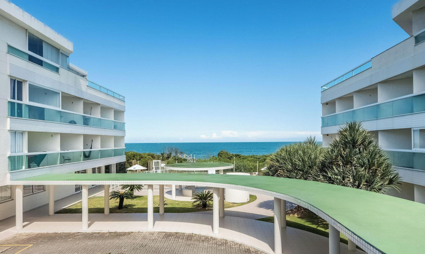 Property grounds 2, Beachfront Condominium w/ Pool in Morro das Pedras - Pros, Florianopolis