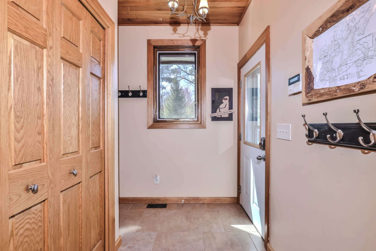 Interior 5, Eikedahls' Shoreview Lake House, Oneida
