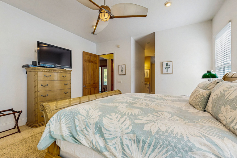 Room 4, Welcoming Home With Golf Course View, High-speed Wifi, and Central AC, Glynn