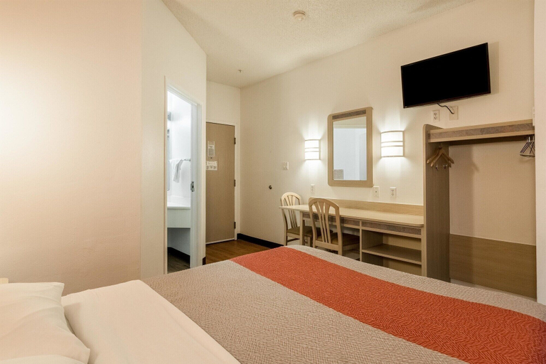 Bedroom 3, Motel 6 Newport, TN, Cocke