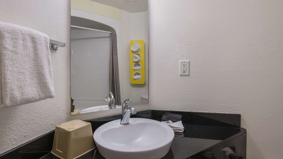 Bathroom 4, Motel 6 Roswell, NM, Chaves