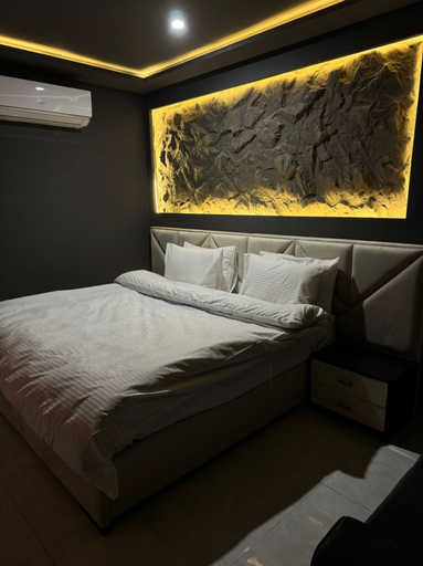 Room 5, Luxor Apartments & Suites - Parkhouse, Lahore
