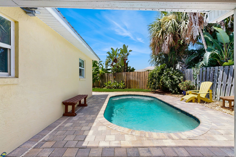 Pool, Spacious Beach House With Private Pool, Firepit and Enclosed Yard, Saint Johns