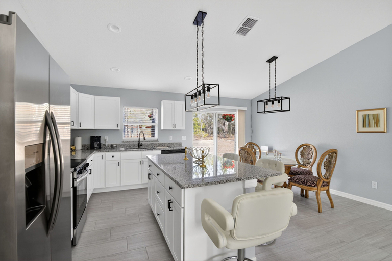 Private kitchen 2, Modern Luxurious Home On 1 Private Acre 3 Bedroom Home, Marion