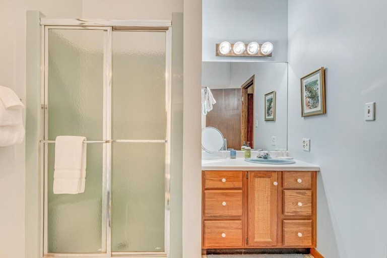 Bathroom 4, Loonsight, Oneida