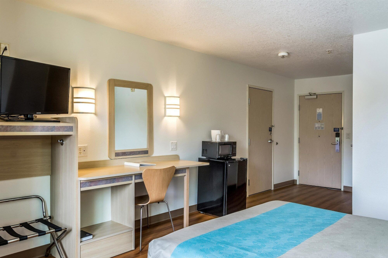 Bedroom 3, Motel 6 Lincoln City, OR, Lincoln