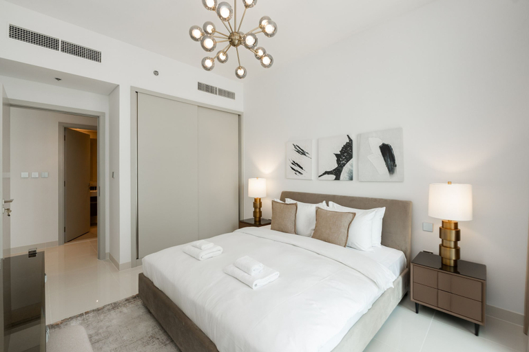 Room 5, Contemporary 1BR w Dubai Marina Glimpse, Dubai