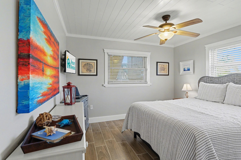 Room 5, Club Capri 101, Pinellas