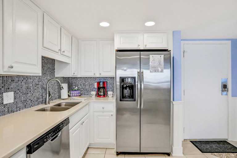 Private kitchen 5, Oceanfront Condo With Balcony, AC, Views & Outdoor Pool - Dog-friendly, Nassau