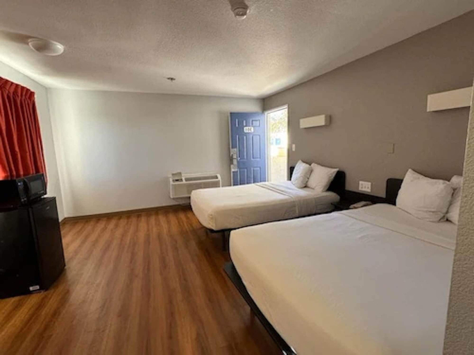 Bedroom 3, Motel 6 Ventura, CA - South, Ventura