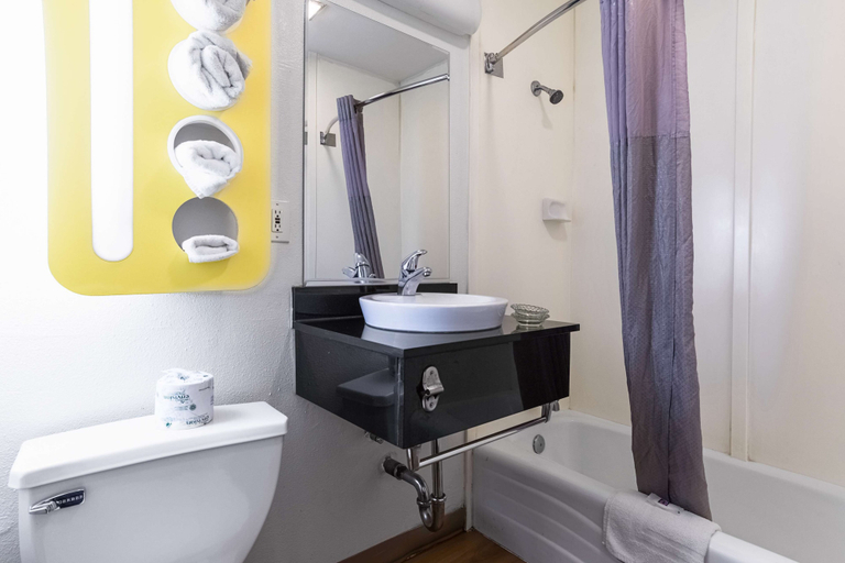 Bathroom 4, Motel 6 Long Beach, CA - International City, Los Angeles