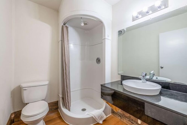 Bathroom 4, Motel 6 – Pecos, TX, Reeves