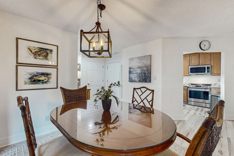 Room 5, Ground Floor Condo With Private Patio, Full Kitchen, Beach Access and Pool, Nassau