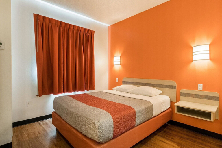 Bedroom 3, Motel 6 Newport, TN, Cocke