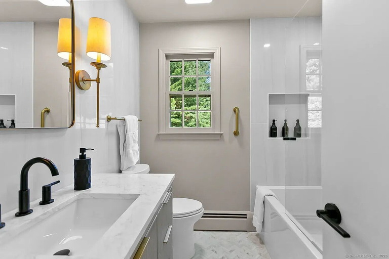 Bathroom 2, Redding Retreat with Pool, Fairfield