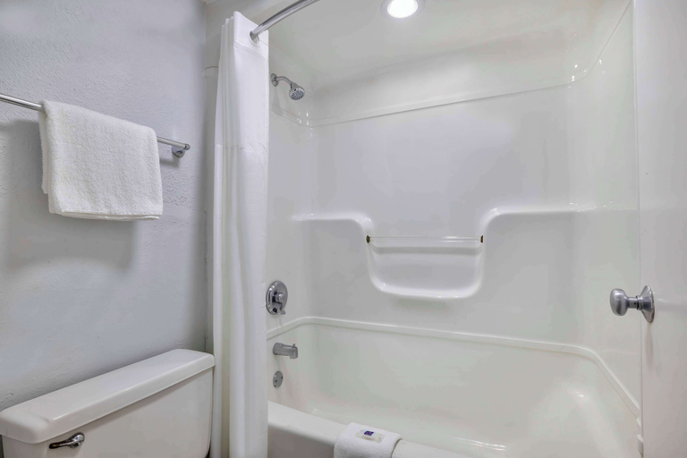 Bathroom 3, Motel 6 Hammond, In - Chicago Area, Lake