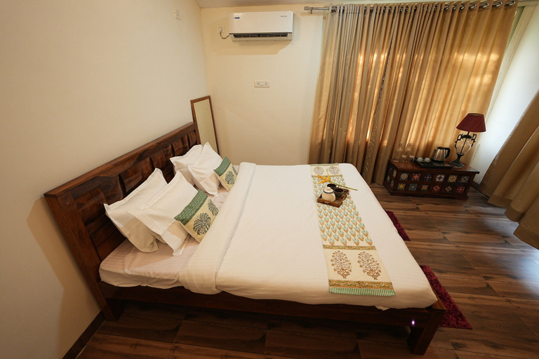 Room 2, Vedaanvi & palace & Resort, Raisen