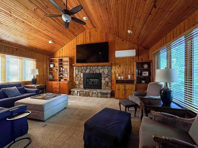 Living area 2, Hilltop - Bouchard Shores Resort, Oneida