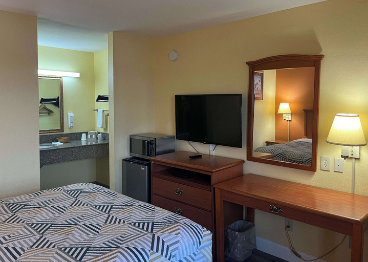 Bedroom 4, Motel 6 Morrilton, AR, Conway