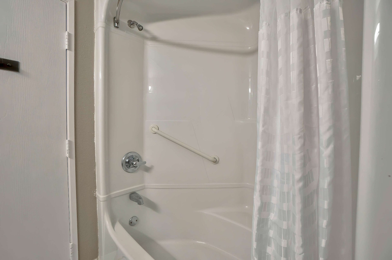 Bathroom 4, Motel 6 Denison, TX, Grayson