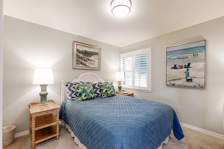 Room 2, Oceanfront Townhome With Lovely Ocean View, Pool, Fast Wifi & W/D, Nassau