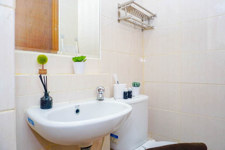 Bathroom 3, Smart Layout Studio at Dave Apartment near Universitas Indonesia By Travelio, Depok