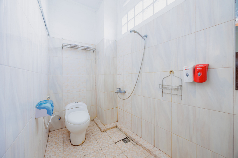 Bathroom 3, RedDoorz Plus @ Amalio Hotel Surapati, Bandung