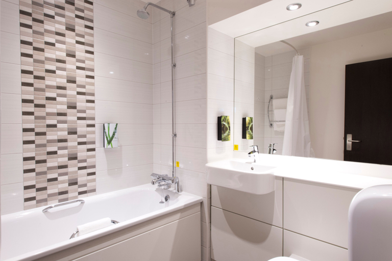 Bathroom 5, Premier Inn Sevenoaks, Birmingham