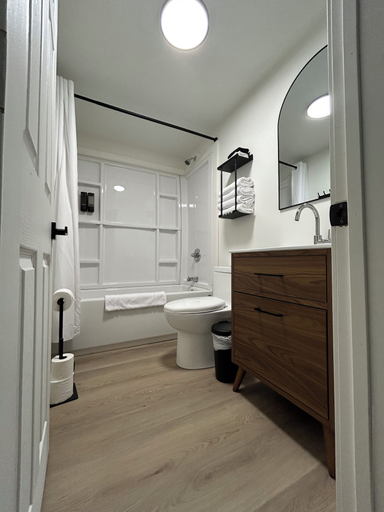 Bathroom 3, Nordic Inn, Division No. 15