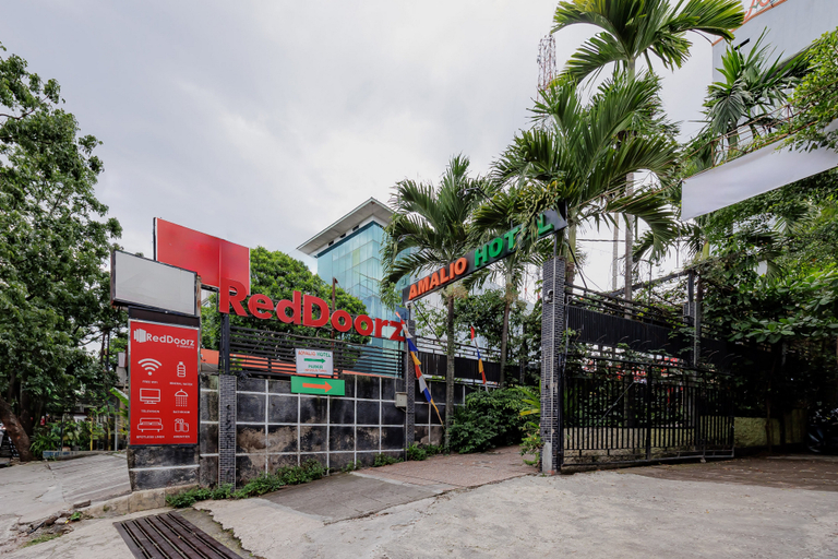 Exterior & Views 2, RedDoorz Plus @ Amalio Hotel Surapati, Bandung