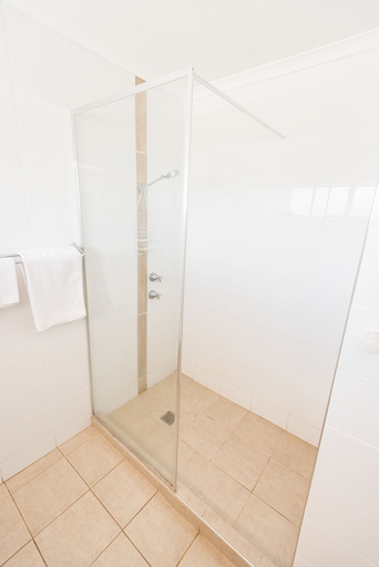 Bathroom 4, Hospitality Carnarvon, SureStay by Best Western, Carnarvon
