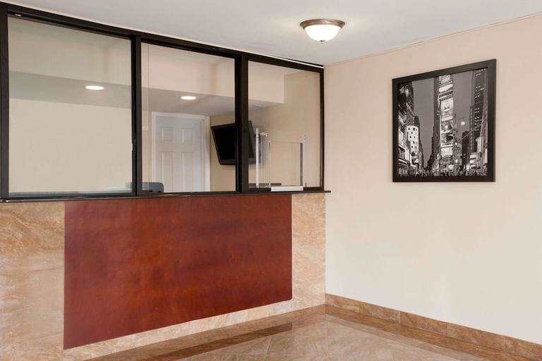Public Area, Super 8 by Wyndham Rahway/Newark, Union