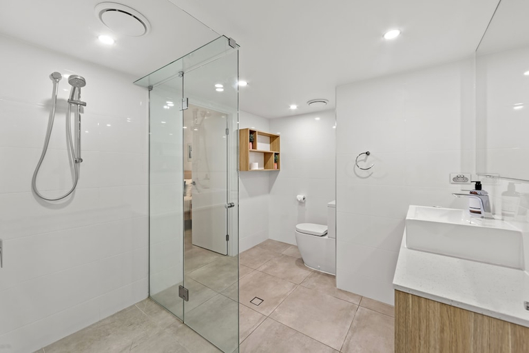 Bathroom 4, Norfolks On Moffat Beahc Resort, Caloundra - Caloundra N.