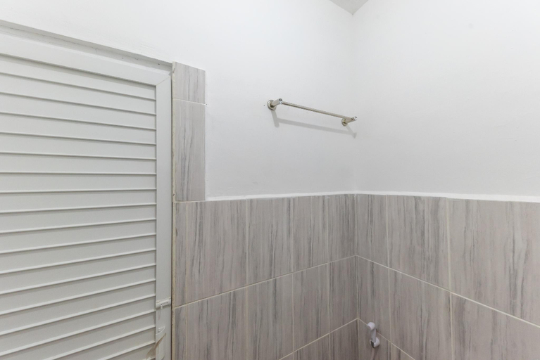Bathroom 5, RedDoorz near Stasiun Pematangsiantar, Pematangsiantar