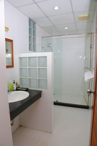 Bathroom 4, Upar Hotels Silom Near Mahanakhon, Bang Rak