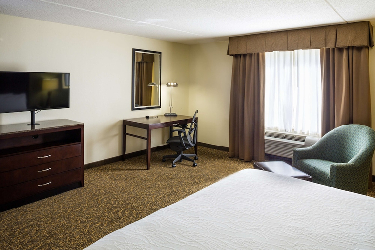 Bedroom 3, Hilton Garden Inn Hampton Coliseum Central, Hampton