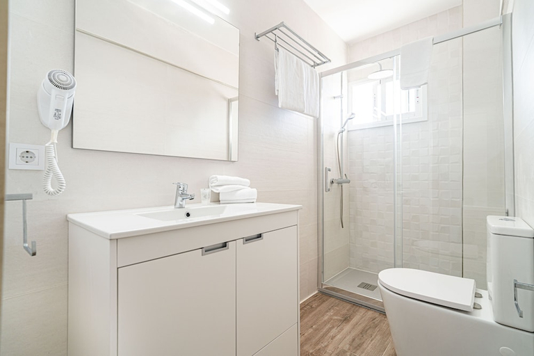 Bathroom, New Kensington Apartments - Econotels, Baleares