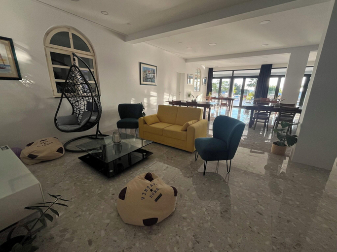 Public Area 3, Dela, Hvar