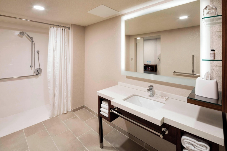 Bathroom 3, Delta Hotels by Marriott Minneapolis Northeast, Hennepin