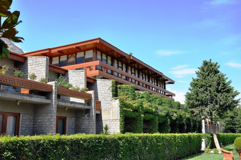 Exterior & Views