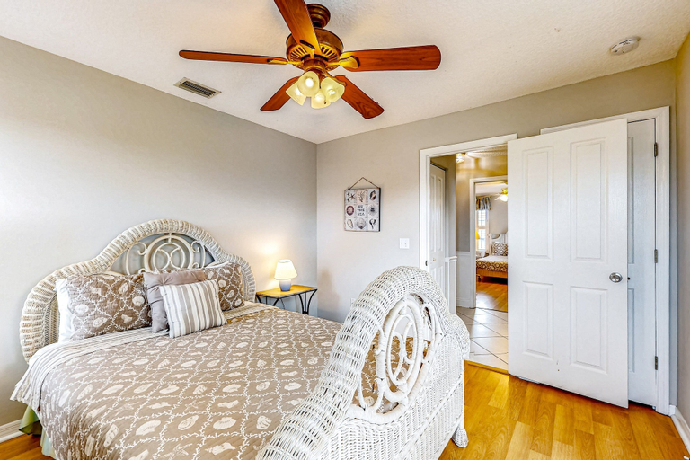 Room 4, Tropical Gem w/ Courtyard & Large Deck Stroll 1 Block to Beach Boardwalk, Saint Johns