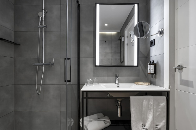 Bathroom 3, Petit Palace Cliper-Gran Via, Madrid