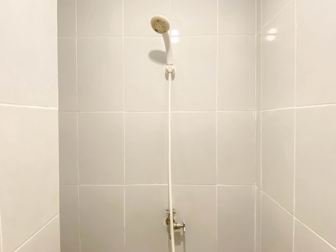 Bathroom 5, Neat Studio for 2 Pax at Tokyo Riverside PIK 2 Apartment By Travelio, Tangerang