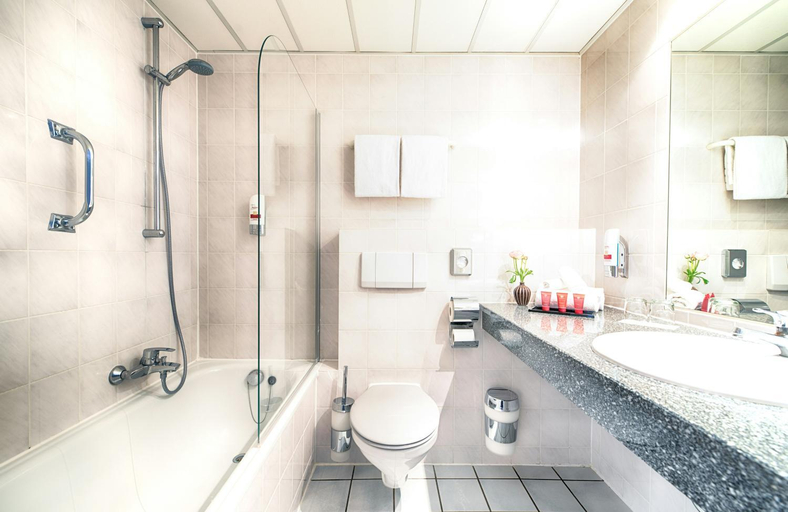 Bathroom 4, Leonardo Hotel Mannheim-Ladenburg, Rhein-Neckar-Kreis