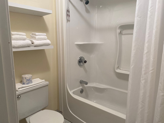 Bathroom 3, Hôtel Centre-Ville, Montmagny