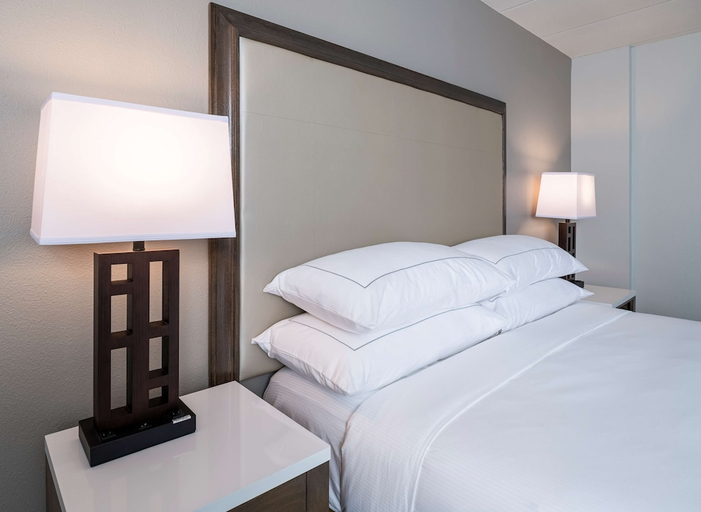 Bedroom 3, Doubletree by Hilton East Madison East, Dane